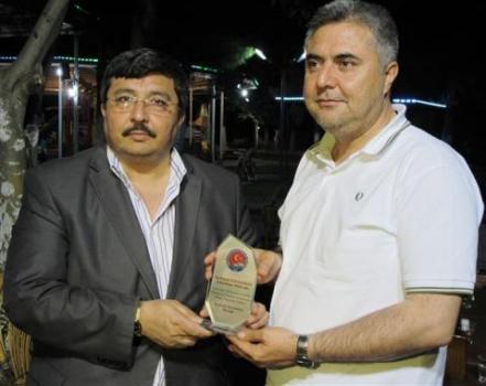 Saraçoğlu'na Gazetecilerden Plaket